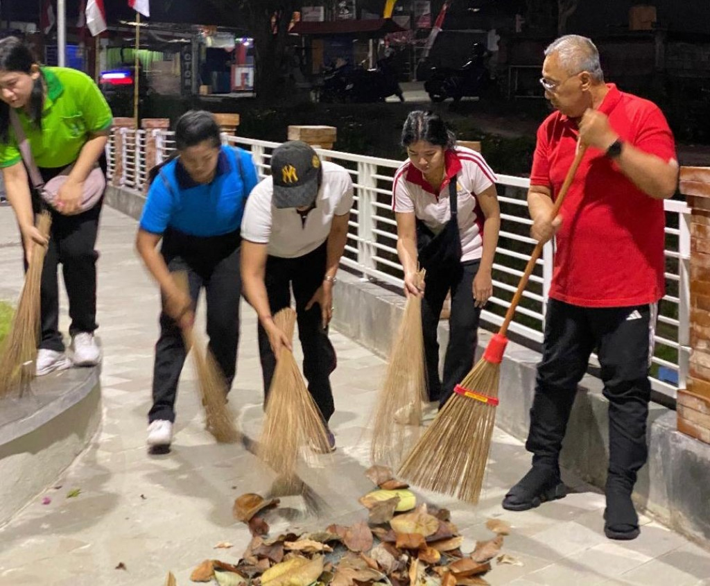 Kegiatan Gotong Royong Kebersihan dan Persiapan Jelang HUT Kemerdekan RI di Taman Desa Dalung